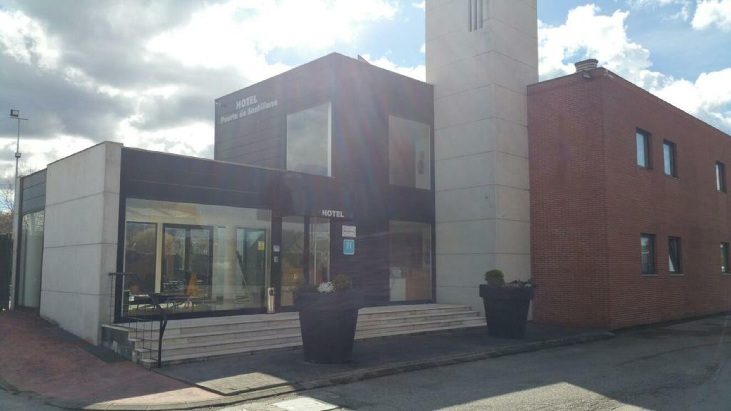 Puerta De Santillana Reocín Buitenkant foto
