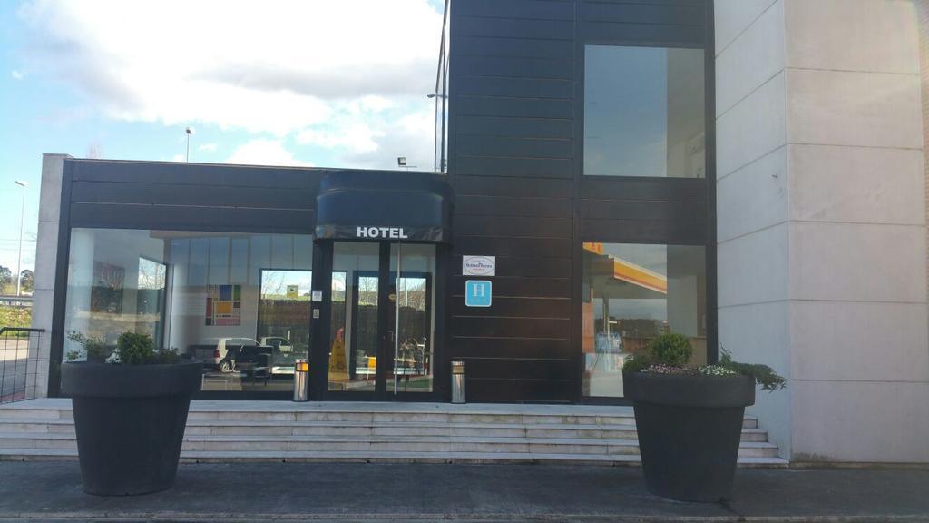 Puerta De Santillana Reocín Buitenkant foto